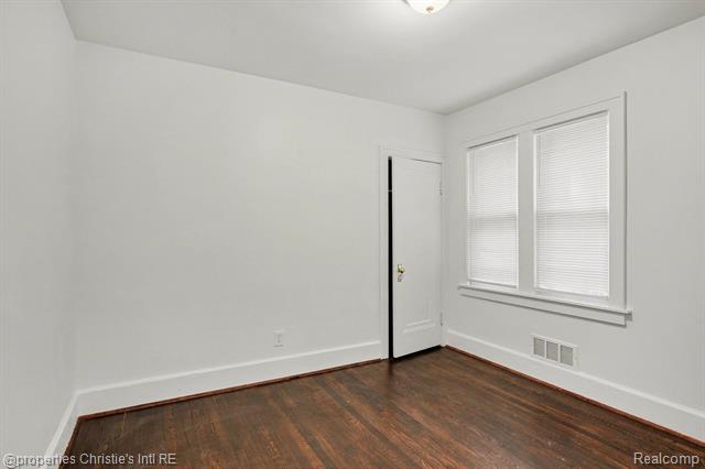 Builiding view nine for 5984 Kensington, Detroit, MI. 48224
