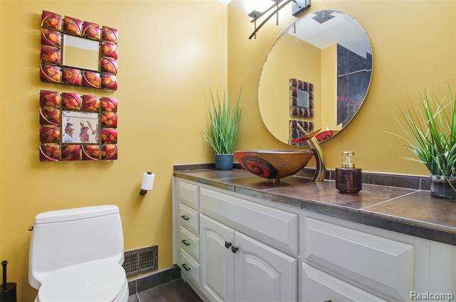 Builiding view seventeen for 28877 Walnut Grove, Southfield, MI. 48034
