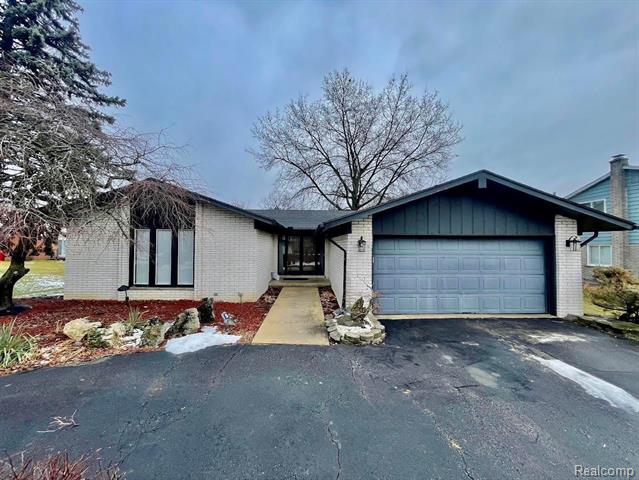 front view for 22350 Hallcroft Ln, Southfield, Mi. 48034