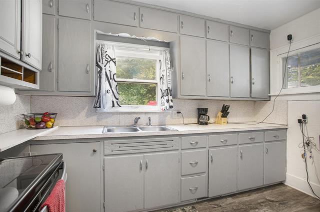 Builiding view twelve for 839 Lay, Kalamazoo, MI. 49001