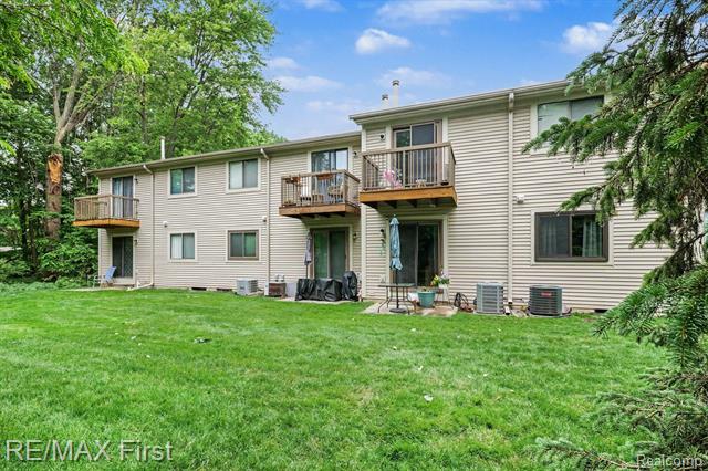 Builiding view fourteen for 27690 Harrison Woods, Harrison Township, MI. 48045