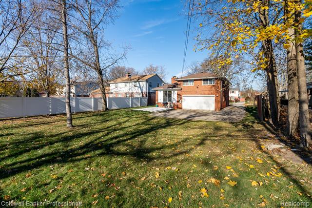 Builiding view fifteen for 17377 Avilla, Southfield, MI. 48076