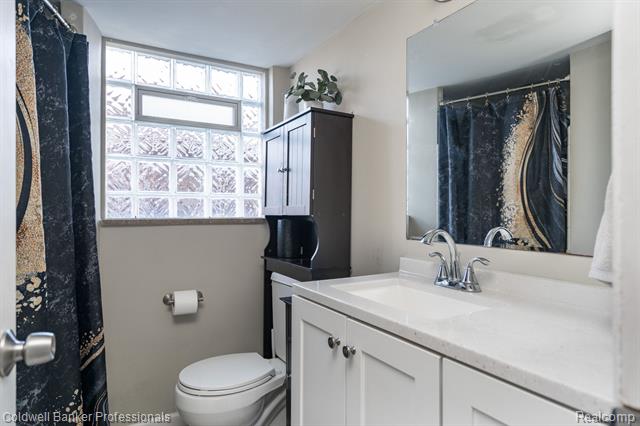 Builiding view thirteen for 17377 Avilla, Southfield, MI. 48076