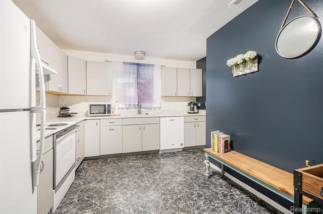 Builiding view seven for 27875 Berrywood, Farmington, MI. 48334