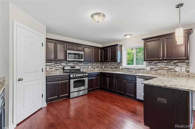 Builiding view eight for 38124 Cobble Creek, Sterling Heights, MI. 48312