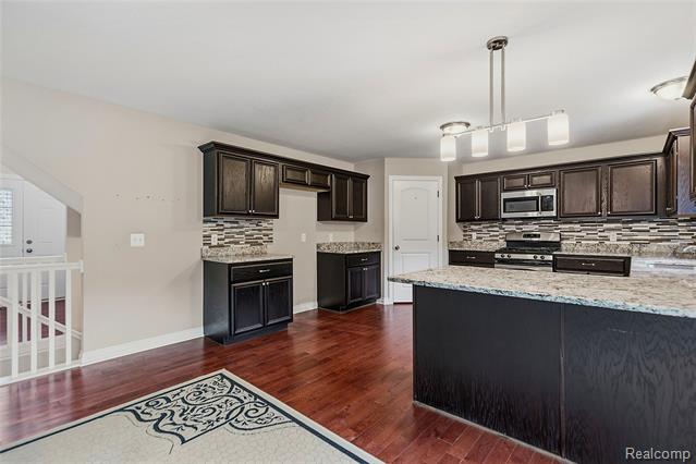Builiding view seven for 38124 Cobble Creek, Sterling Heights, MI. 48312