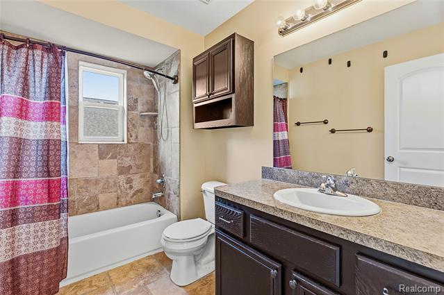 Builiding view seventeen for 38124 Cobble Creek, Sterling Heights, MI. 48312