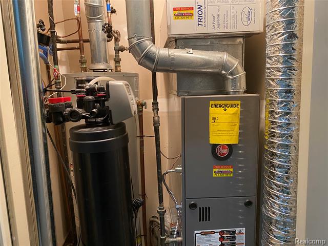 Builiding view nine for 596 Yorkshire Sq, Milan, MI. 48160