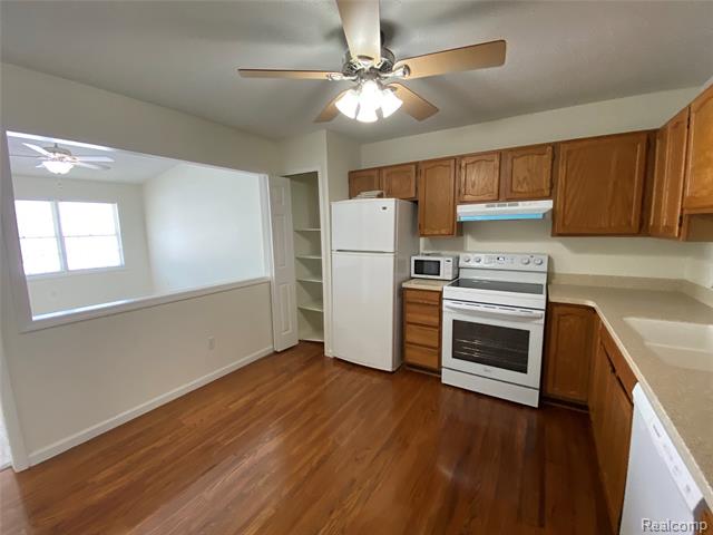 Builiding view two for 596 Yorkshire Sq, Milan, MI. 48160