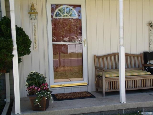 front view for 28305 Greenbriar Way, Trenton, Mi. 48183