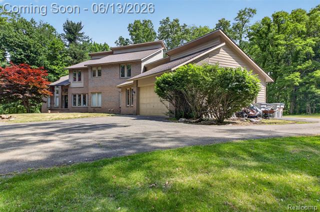 Builiding view eighty seven for 9961 Cross Creek, South Lyon, MI. 48178
