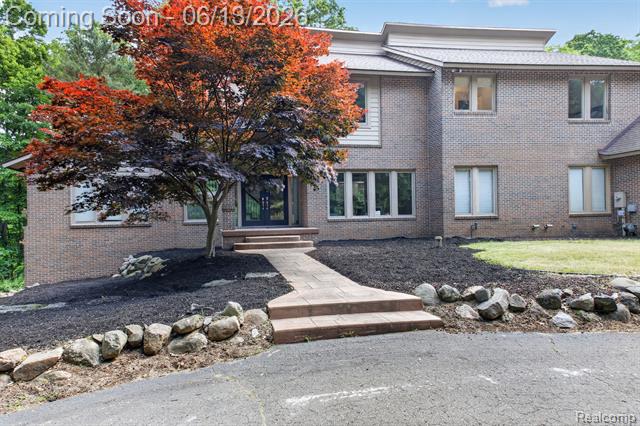 Builiding view one for 9961 Cross Creek, South Lyon, MI. 48178