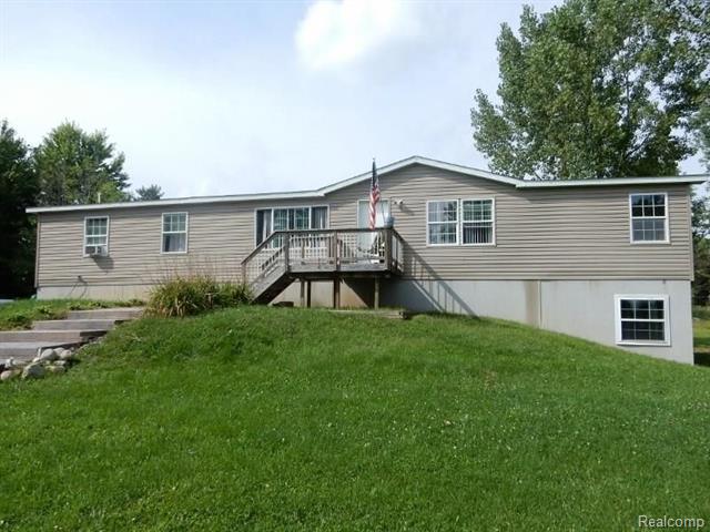 front view for 6463 Center Road, Fenton, Mi. 48430