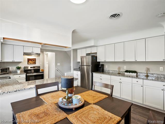 Builiding view nine for 28626 Sunset W, Southfield, MI. 48076