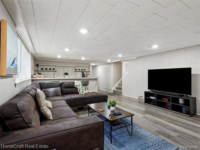 Builiding view nineteen for 28626 Sunset W, Southfield, MI. 48076