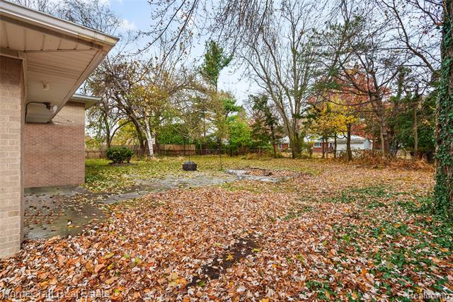 Builiding view thirty three for 28626 Sunset W, Southfield, MI. 48076