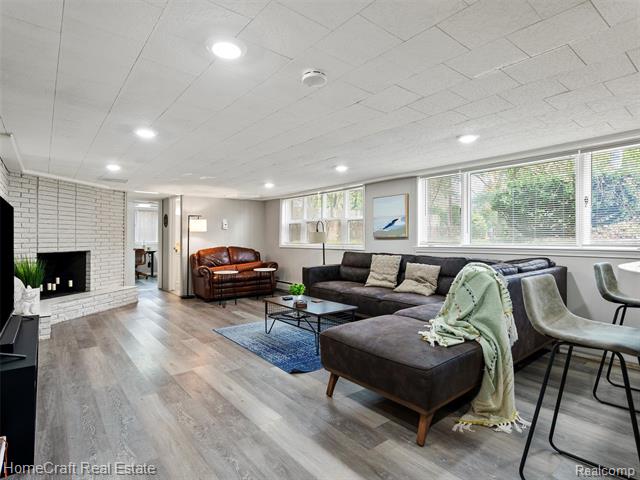 Builiding view twenty one for 28626 Sunset W, Southfield, MI. 48076