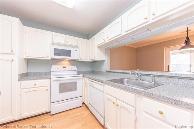 Builiding view eighteen for 18025 University Park, Livonia, MI. 48152