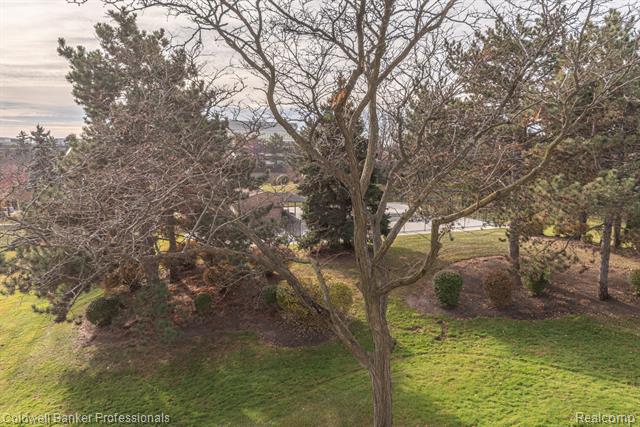 Builiding view fifteen for 18025 University Park, Livonia, MI. 48152