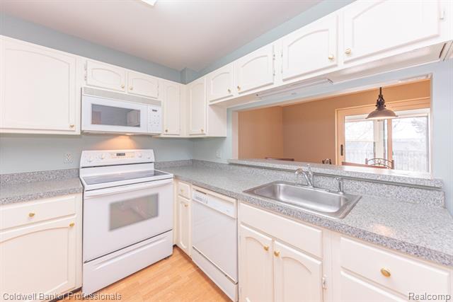 Builiding view nineteen for 18025 University Park, Livonia, MI. 48152