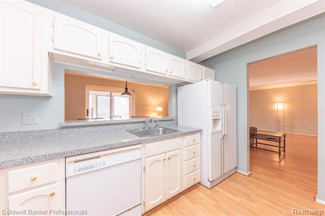 Builiding view seventeen for 18025 University Park, Livonia, MI. 48152