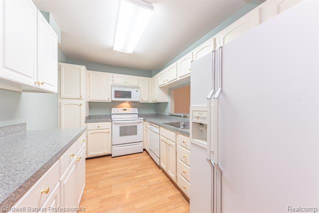 Builiding view sixteen for 18025 University Park, Livonia, MI. 48152