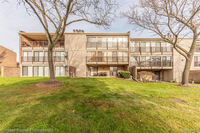 Builiding view thirty eight for 18025 University Park, Livonia, MI. 48152