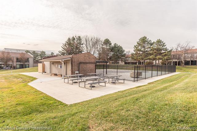 Builiding view thirty five for 18025 University Park, Livonia, MI. 48152