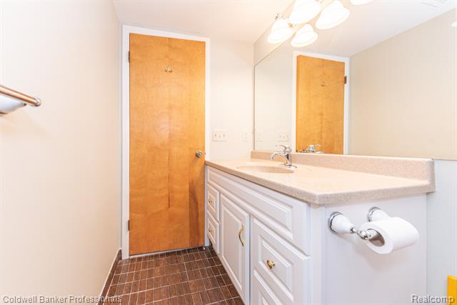 Builiding view thirty one for 18025 University Park, Livonia, MI. 48152