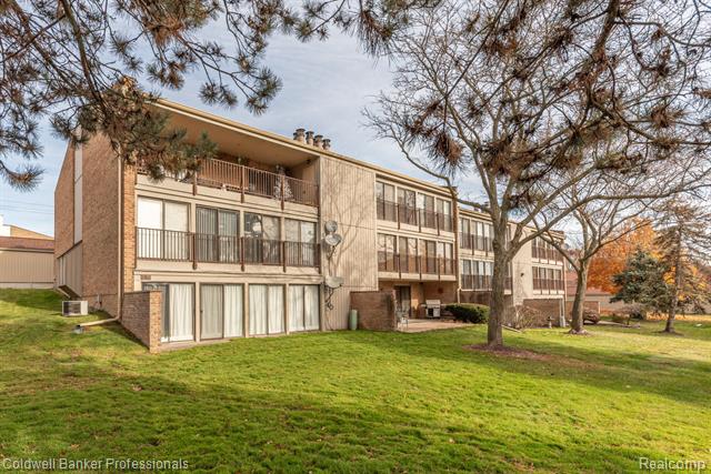 Builiding view thirty seven for 18025 University Park, Livonia, MI. 48152