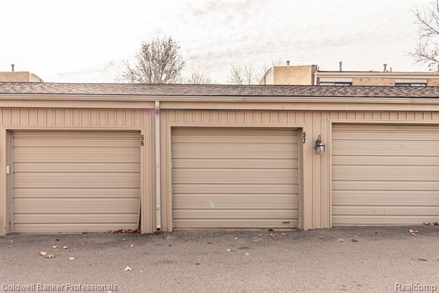 Builiding view thirty three for 18025 University Park, Livonia, MI. 48152