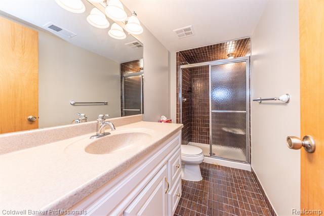 Builiding view thirty for 18025 University Park, Livonia, MI. 48152