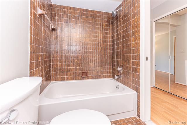 Builiding view twenty five for 18025 University Park, Livonia, MI. 48152