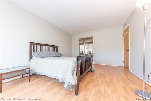 Builiding view twenty four for 18025 University Park, Livonia, MI. 48152