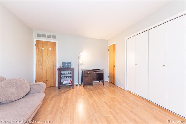 Builiding view twenty nine for 18025 University Park, Livonia, MI. 48152