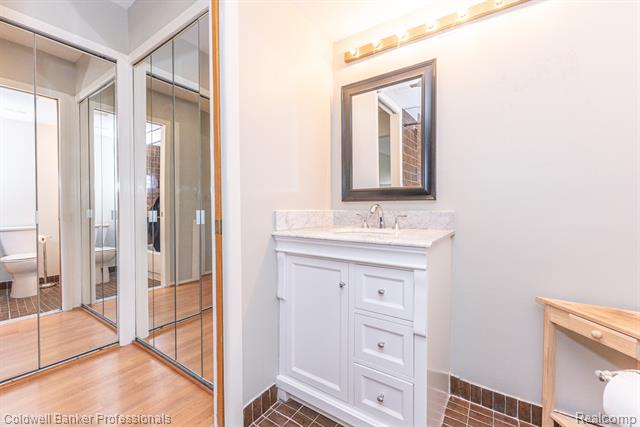 Builiding view twenty seven for 18025 University Park, Livonia, MI. 48152