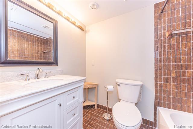 Builiding view twenty six for 18025 University Park, Livonia, MI. 48152