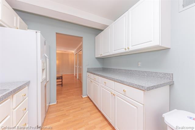 Builiding view twenty for 18025 University Park, Livonia, MI. 48152