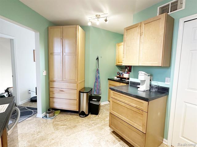 Builiding view eight for 5457 Greenway, Trenton, MI. 48183