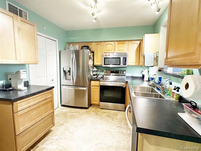 Builiding view seven for 5457 Greenway, Trenton, MI. 48183