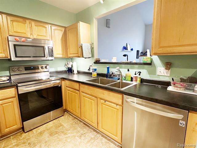 Builiding view six for 5457 Greenway, Trenton, MI. 48183