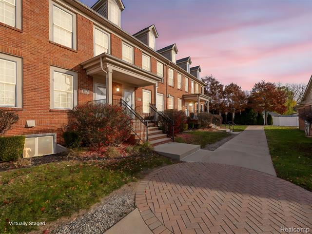 Builiding view two for 655 Vinewood, Wyandotte, MI. 48192