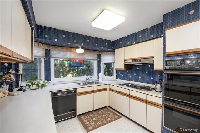 Builiding view eleven for 39256 Heatherbrook, Farmington, MI. 48331