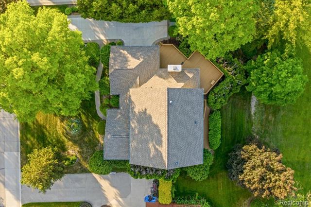 Builiding view forty for 39256 Heatherbrook, Farmington, MI. 48331