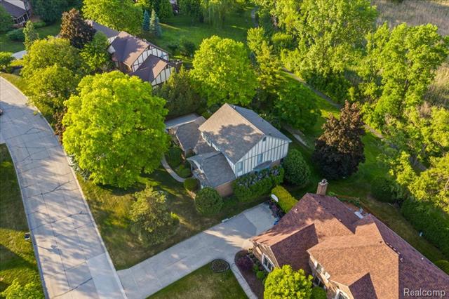 Builiding view one for 39256 Heatherbrook, Farmington, MI. 48331