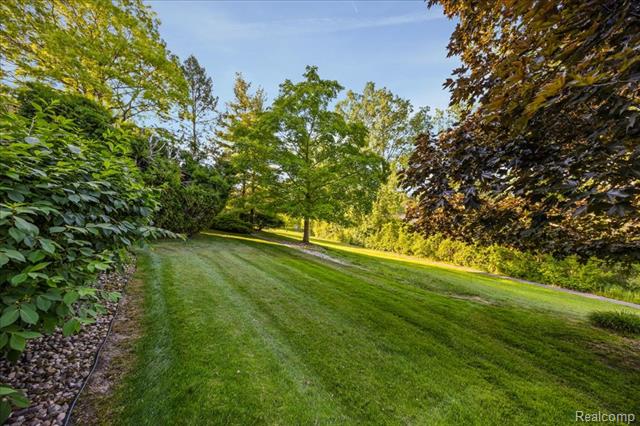 Builiding view thirty eight for 39256 Heatherbrook, Farmington, MI. 48331