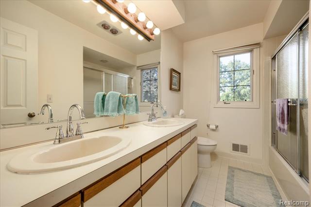 Builiding view thirty three for 39256 Heatherbrook, Farmington, MI. 48331