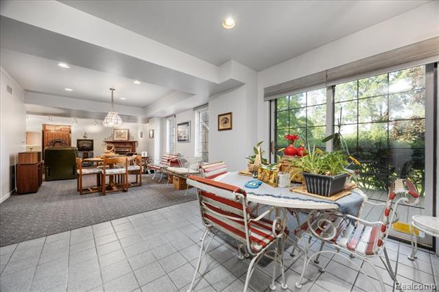 Builiding view twenty five for 39256 Heatherbrook, Farmington, MI. 48331