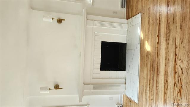 Builiding view twelve for 10947 Roxbury, Detroit, MI. 48224