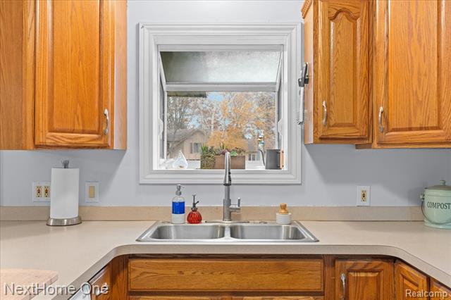 Builiding view ten for 920 Del Sher, Brighton, MI. 48114